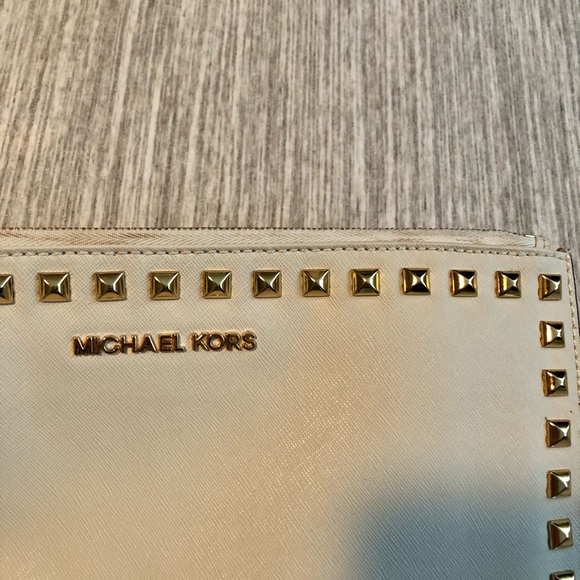 MICHAEL KORS Cream Studded Clutch Wristlet - Picture 3 of 8